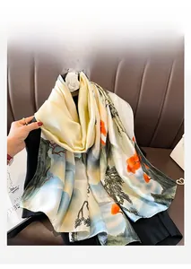 Détail d'une écharpe en soie avec peinture traditionnelle chinoise de paysages et pins