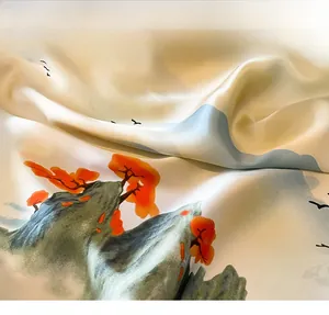 Détail d'un foulard en soie avec motif montagne et couture de précision