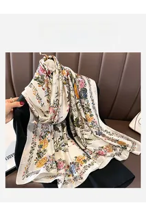 Dettaglio di un foulard di seta floreale drappeggiato su una giacca nera elegante