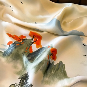 Élégant foulard en soie avec peinture de paysage chinois traditionnel et éclat doux