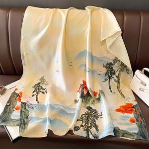 Élégante écharpe en soie avec peinture de paysage chinois drapée sur un canapé en cuir