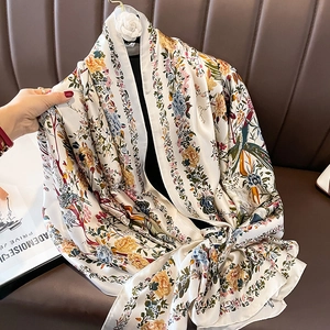 Elegante sciarpa in seta bianca con stampa vintage di fiori e uccelli su gruccia
