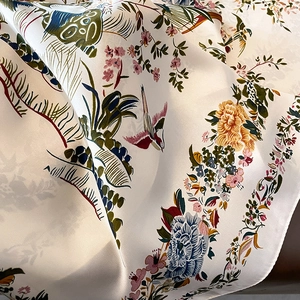 Elegante sciarpa in seta da donna con stampe vintage di uccelli e peonie con lucentezza satin