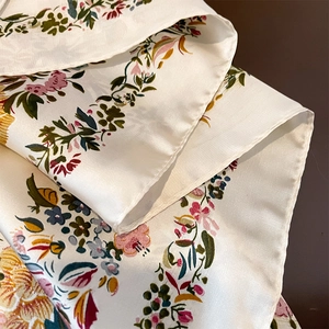 Sciarpa in seta beige con stampa floreale vintage e bordo arrotolato per donna