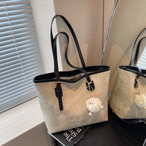 Borsa Tote Grande Da Donna Pelle PU Strutturata Pendolare Borsa A Tracolla Minimalista Con Ciondolo In Peluche Moda Quotidiano