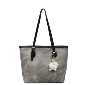 Elegante borsa tote grigia marmorizzata con tracolle nere e ciondolo in peluche morbido