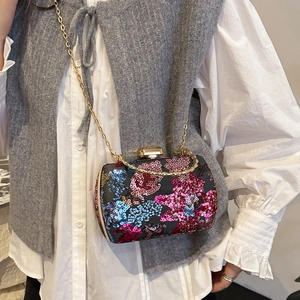 Abendtasche mit Blumenpailletten, Goldkette und Metallgriff am Model präsentiert