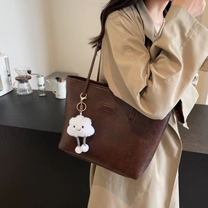 Vintage large capacity tote bag in dark brown leather with a cute plush cloud charm