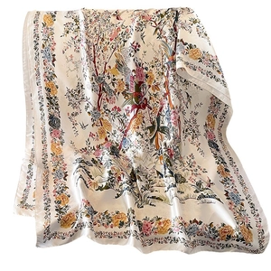 Elegante scialle di seta bianco sporco con stampe tradizionali cinesi di fiori e uccelli