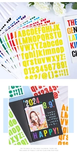 Kleurrijke letter- en cijferstickers aangebracht op een creatieve zwarte planneromslag