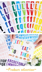 Macro-opname van kleurrijke letter- en cijferstickers voor creatieve DIY-telefoonhoesjes