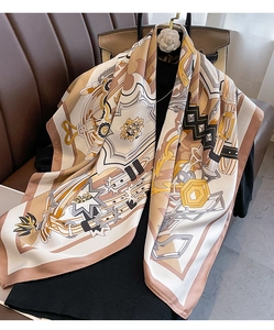 Detail eines eleganten Seidenschals mit heraldischem Muster in warmen Erdtönen