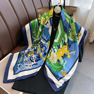 Eleganter Seidenschal mit geometrischem Print und nautischen Motiven auf schwarzer Kleidung