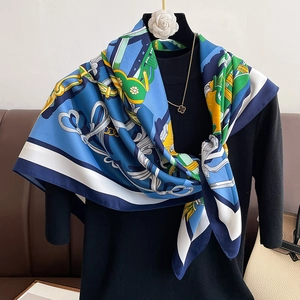 Detail eines Seidenschals mit geometrischem Blaudruck auf einer Schneiderpuppe