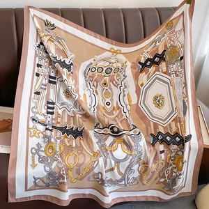 Detailansicht eines luxuriösen Seidenschals mit Reitsportkettenprint auf Sofa