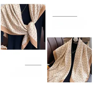 Détail d'un foulard en soie beige avec imprimé géométrique porté par un mannequin