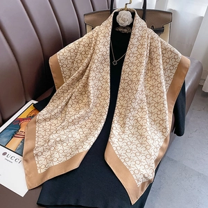 Carré de soie chic couleur champagne avec motif lettres OK et style élégant français