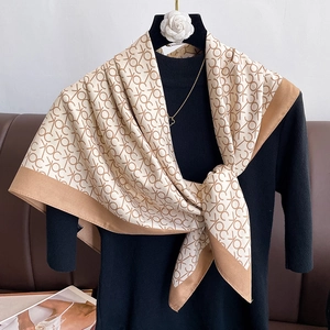 Carré De Satin Polyester Twill Imprimé Lettres Bordure Contrastée Mode Élégant Plage Vacances Foulard Femme