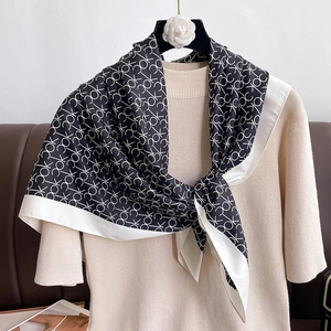 Écharpe carrée chic noir et blanc à monogramme sur un pull beige élégant