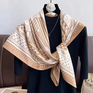 Carré de soie vintage 90x90cm avec motif paisley et rayures sur mannequin en beige et brun