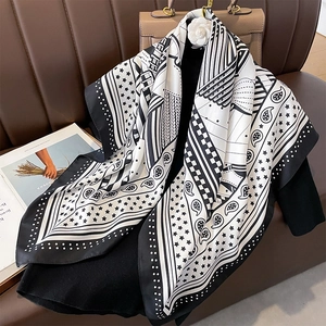 Détail d'un grand carré de soie noir et blanc avec motifs géométriques et artistiques