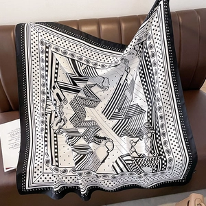 Détail d'un grand foulard en soie 90x90cm noir et blanc avec motifs de ceintures