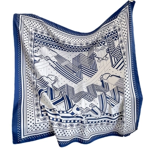Carré de soie 90x90cm bleu et blanc avec motifs équestres et imprimés géométriques