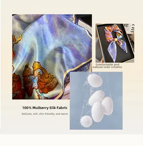 Détail macro du foulard en 100% soie de mûrier avec imprimé d'art et bords roulés