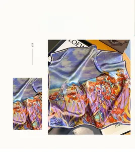 Gros plan détaillé du foulard en 100% soie de mûrier avec imprimé floral Iris de Van Gogh