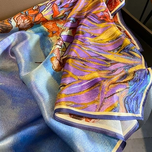 Écharpe 100% soie de mûrier avec imprimé Iris de Van Gogh et bords roulottés main