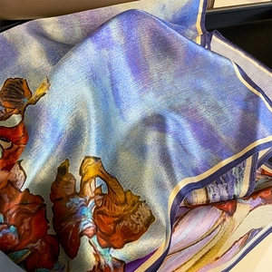 Foulard luxueux en soie de mûrier 100% avec imprimé vibrant de peinture à l'huile d'iris