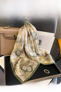 Détail d'un carré en soie de mûrier avec motif de peinture à l'huile abstrait or et olive