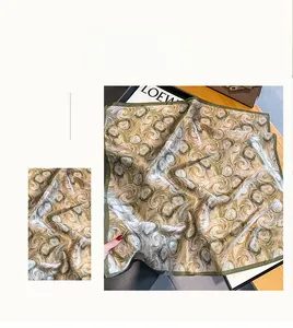 Détail d'un carré de soie avec motifs artistiques en spirale et texture de qualité