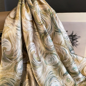 Élégant foulard en soie aux tourbillons impressionnistes dorés sur une surface en cuir