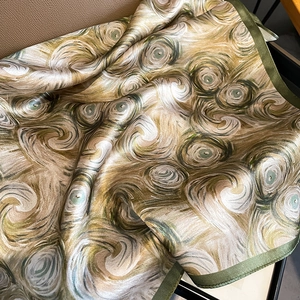 Foulard en soie avec motif tourbillonnant Van Gogh en vert olive et doré élégant