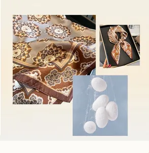 Dettagli della trama di un foulard quadrato vintage in pura seta di gelso al 100%