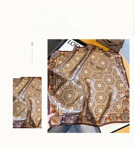 Dettaglio del foulard in seta vintage con stampa mandala marrone e bordi a contrasto