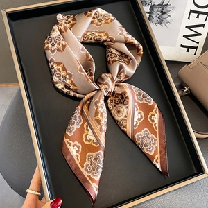 Foulard vintage in raso satinato con motivi paisley e fiori color oro champagne
