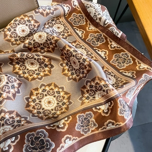 Foulard in seta vintage con motivi paisley e mandala nei toni marrone e beige
