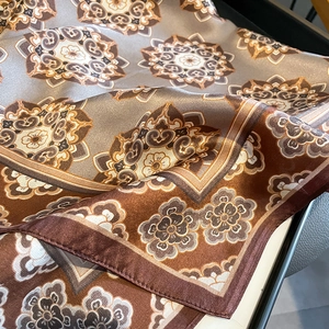 Sciarpa di seta vintage con motivo paisley e morbida trama in raso lucido