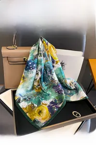 Détail d'un carré de soie de mûrier de luxe avec des motifs floraux abstraits vibrants