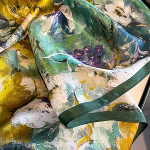 Foulard en soie avec imprimé floral abstrait et bords roulés verts pour femmes