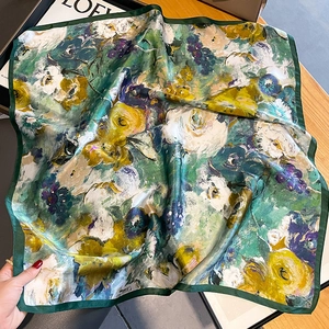 Carré en soie avec imprimé floral coloré et bordure vert foncé pour femmes d'été