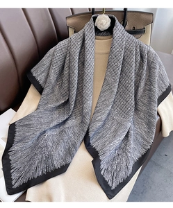 Nahaufnahme von Jacquard-Schal in Grau mit schwarzem Rand auf elegantem Pullover