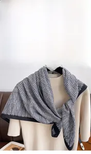 Nahaufnahme von schwarz-weißem Twill-Seidenschal mit eleganter Bordüre und Textur