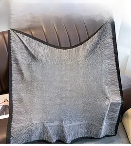 Makro-Detail des silbergrauen Twill-Seidenschals mit feiner Webstruktur und schwarzem Saum