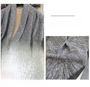 Detail der hochwertigen Overlock-Stichkante an dem schwarz-weiß texturierten Schal