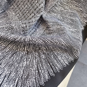 Eleganter 90cm Seidenschal mit modernem schwarz-weißem geometrischem Gittermuster