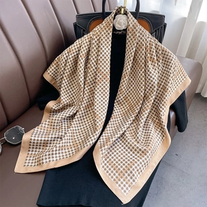 Écharpe de mode à motif pied-de-poule marron et blanc avec bordure satinée sur tenue noire