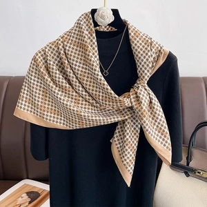 Élégant foulard en soie à motif pied-de-poule marron et beige sur un pull noir